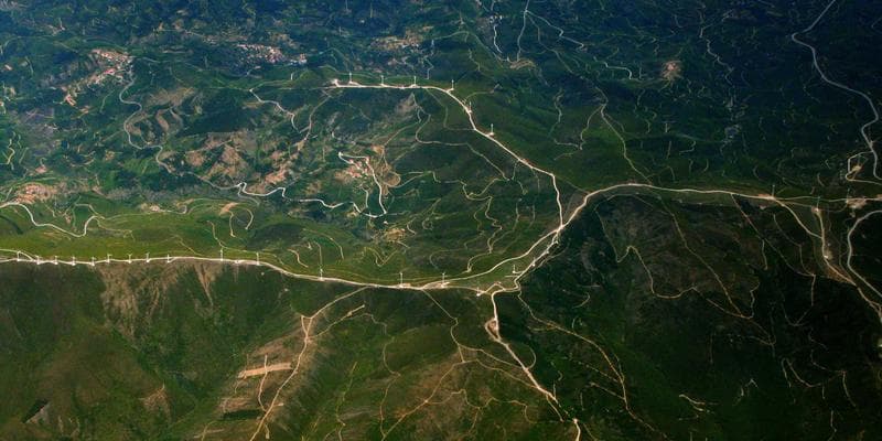 Cena ropy Brent klesla pod 80 dolarů za barel