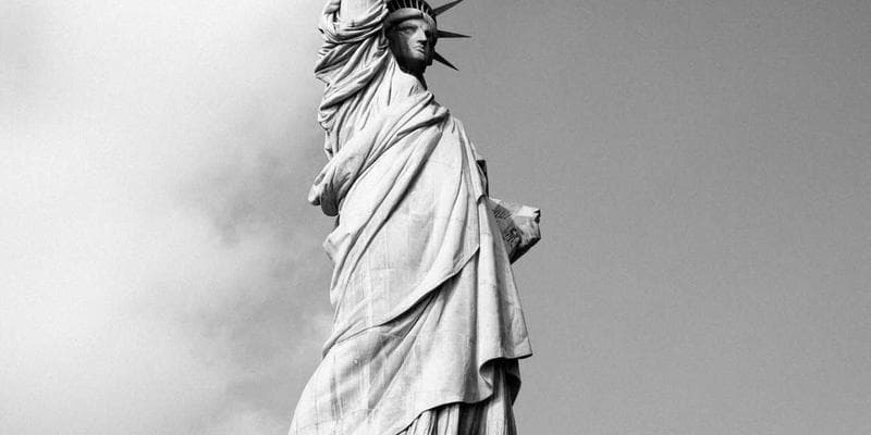 Cena ropy Brent klesla pod 80 dolarů za barel