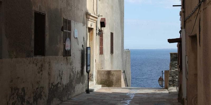 ECB signalizuje další zvyšování sazeb