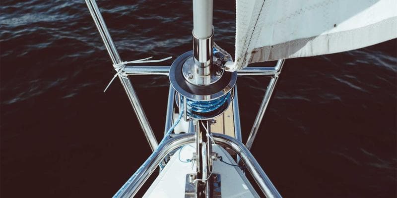 Cena ropy Brent klesla pod 80 dolarů za barel