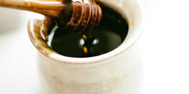Cena ropy Brent klesla pod 80 dolarů za barel